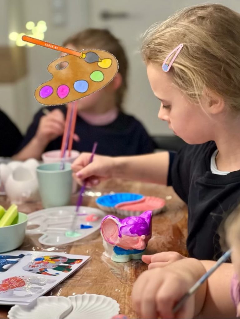 DIY Schmuck Workshop in Würzburg/ Kindergeburtstag Kind gestaltet eigene Gießkeramik mit Acrylfarbe