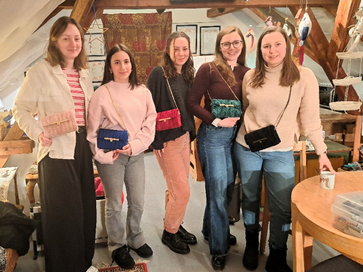 Kreativer Workshop Würzburg Frauen präsentieren fertige Taschen und DIY Taschen Workshop
