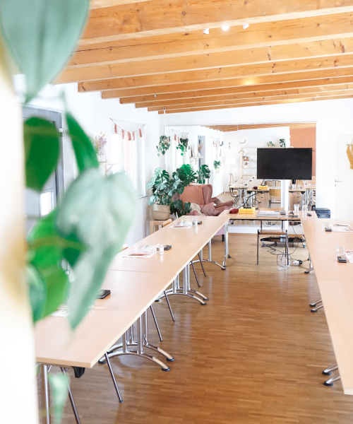 Raum Kreativstudion meine Nische Würzburg mit stehendem TV.