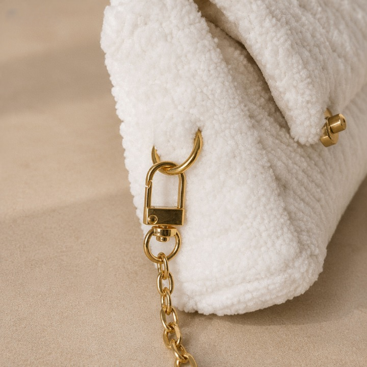 Seitenansicht der handgefertigten Crossbody Tasche Mini Eden mit eleganter goldener Schulterkette.