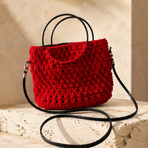 Handgefertigte Crossbody-Häkeltasche Parisienne Rouge aus Jerseygarn mit schwarzen Metallgriffen und abnehmbarem Schulterriemen