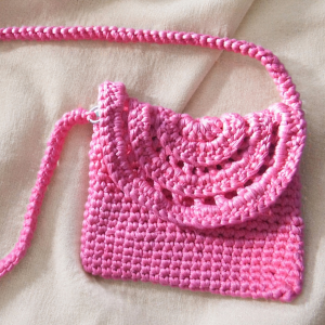 Handgefertigte Bellissima Häkeltasche in Fuchsia / Pink mit gehäkelter Umschlagklappe und Schulterriemen