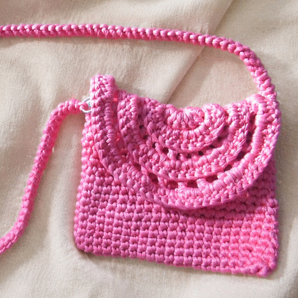 Handgefertigte Bellissima Häkeltasche in Fuchsia / Pink mit gehäkelter Umschlagklappe und Schulterriemen
