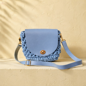 Bellevue handgefertigte gehäkelte Crossbody Tasche mit Lederklappe in Sky