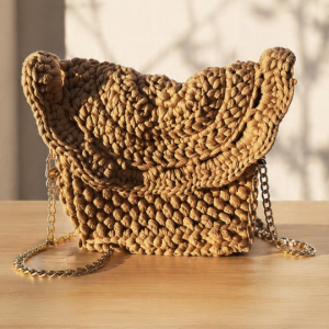 Amber Lane handgefertigte gehäkelte Umhängetasche mit Bubble-Stitch-Struktur in Camel