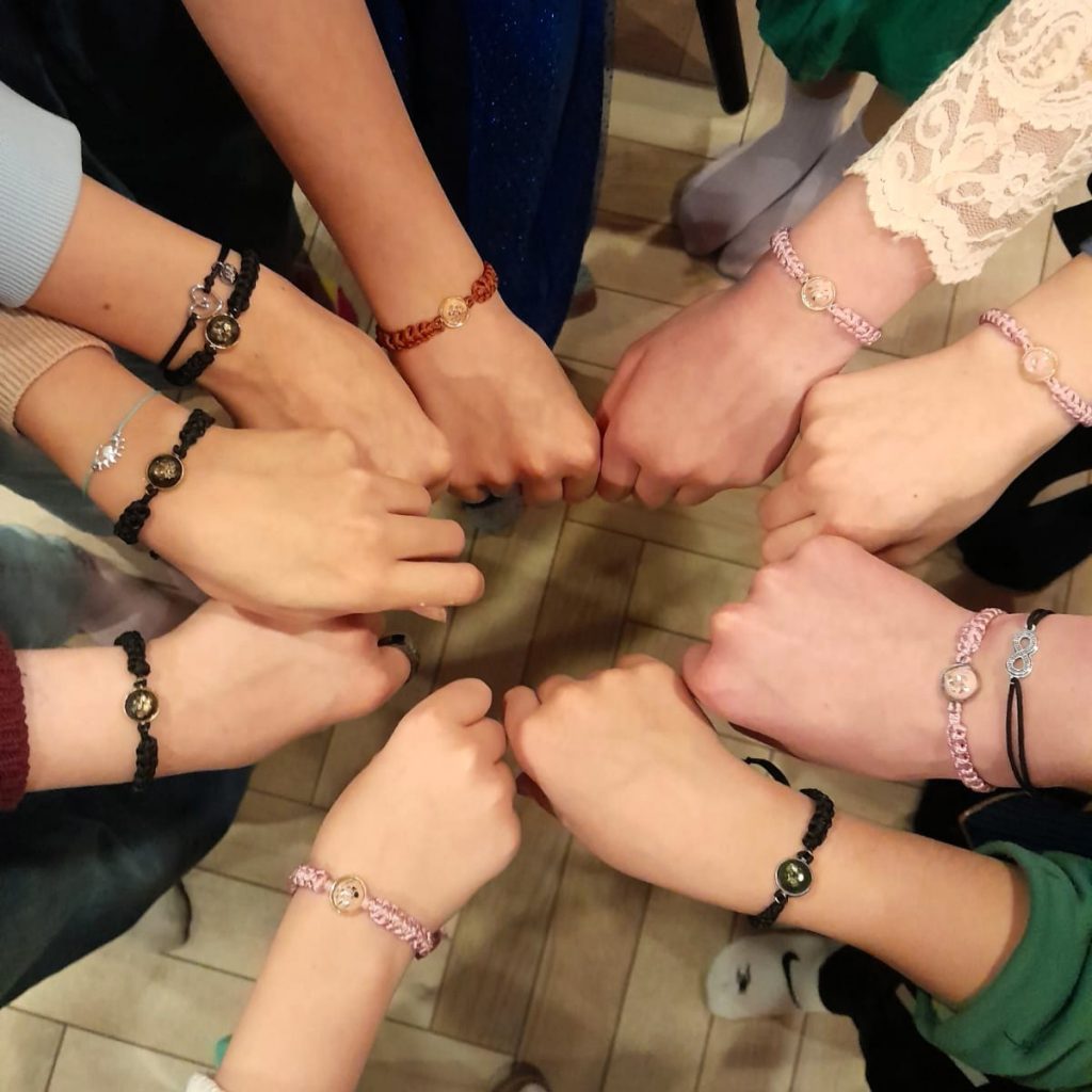 Makramee Armband Ergebnisse eines Kindergeburtstag Schmuckworkshop, der am 2026-02-21 stattgefunden hat.