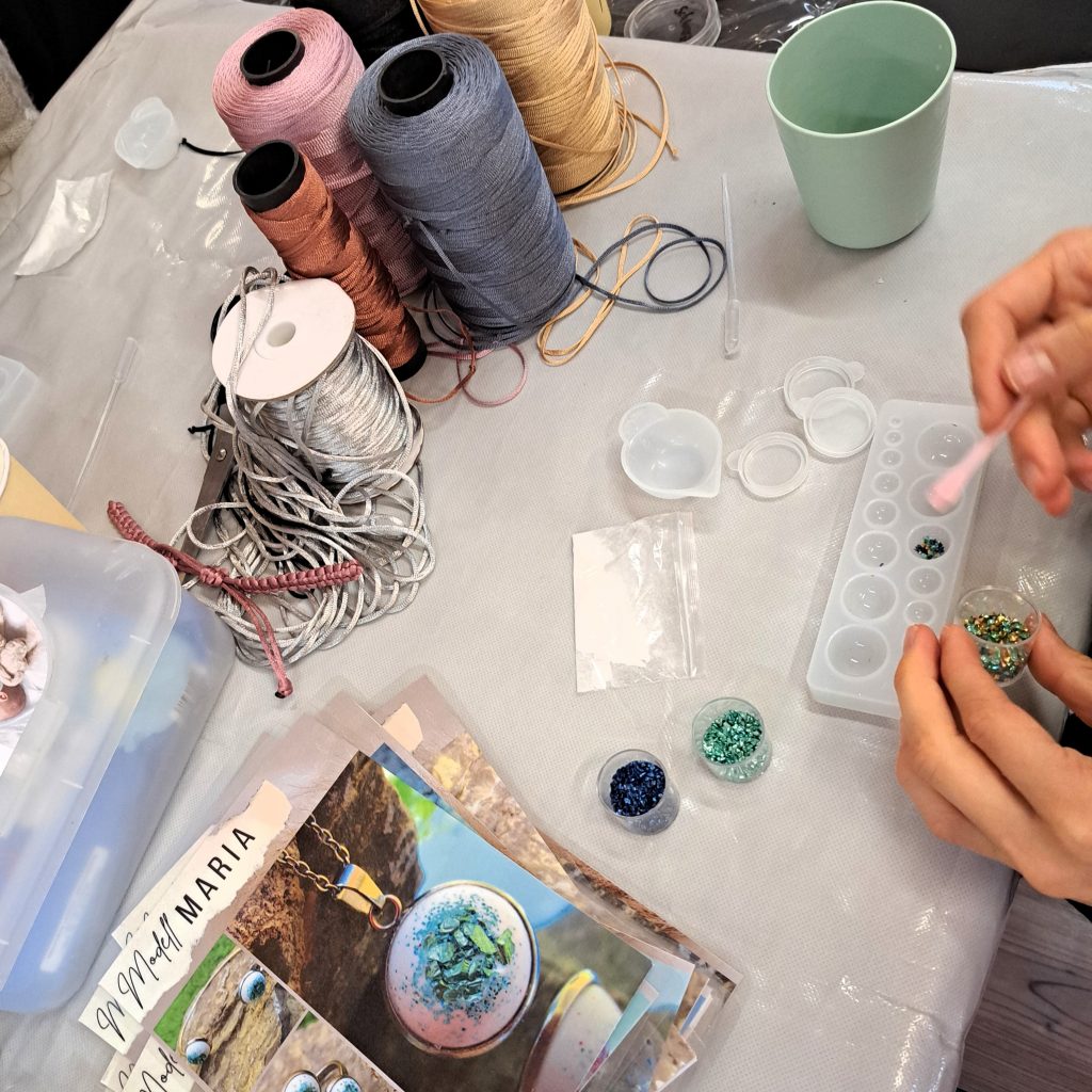 Auf Kindergeburtstag Schmuckworkshop, der am 2025-09-21 stattgefunden hat, fotografiert. Die Gießform wird mit Steinen befüllt.